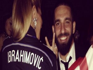 Arda Turan-Burcu Esmersoy...KAFALARI KARIŞTIRAN FORMA HEDİYESİ!