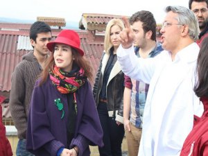 Pelin Batu...ÜNLÜ OYUNCUDAN "VAR OLMAK HAKTIR" ETKİNLİĞİNE ANLAMLI DESTEK!