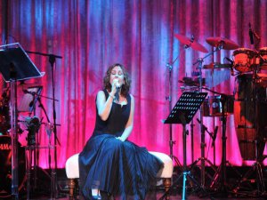 Nilüfer...AKUSTİK KONSERİYLE BKM SAHNESİNİ SALLADI!