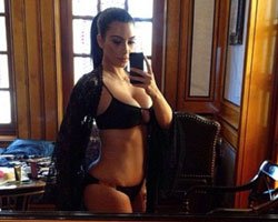 Kim Kardashian... İÇ ÇAMAŞIRLI SELFİE!