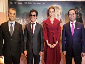 KAFKAS`IN AŞKI LONDRA`DA SEYİRCİYLE BULUŞTU