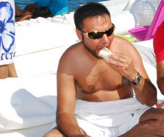 Alişan... PLAJDA KEBAP PARTİSİ!