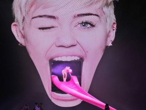 Miley Cyrus... MARJİNAL YILDIZIN ÇIKARTTIĞI DİLİ, BAŞINA BELA OLDU!