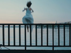 Gaye Gürsel...  KENDİNİ KÖPRÜDEN ATTI !