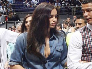 İrina Shayk-Ronaldo... BASKET MAÇINI GÖLGELEYEN DEKOLTE GECESİ!