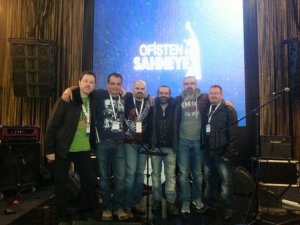 Ofisden Sahneye... `DOSAGE`!... AMATÖR RUHUN, PROFESYONEL PERFORMANSI AYAKTA ALKIŞLANDI!...