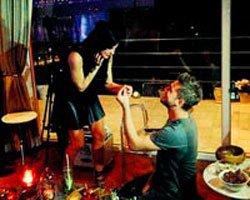 Engin Altan Düzyatan... DİZ ÇÖKTÜ, EVLENME TEKLİF ETTİ!