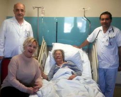 Emel Sayın... HASTA OLAN ANNESİNİN HİÇ YALNIZ BIRAKMADI!