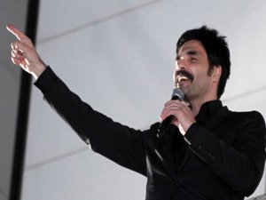 Uğur Işılak... BAŞBAKAN`DAN ÖNCE "BALKON"A ÇIKTI ŞİİR OKUDU!