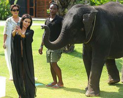 Kim Kardashian... `SELFİE` SEVDASI YAVRU FİLİ KIZDIRDI!