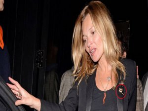 Kate Moss... AYYILDIZLI BROŞU İLE DİKKATLERİ ÜZERİNE ÇEKTİ!