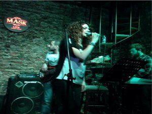 Gamze Topuz... EKRANLARDAN SONRA SAHNEDE DE YÜREKLERİ HOPLATTI!...