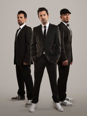 Manevra...İLK ALBÜMLERİ MUCİZE İLE MÜZİK PİYASASINDA YERLERİNİ ALDILAR.....