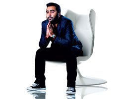 Suat Aslan.... ``SADECE SEVİYORUM`` İLE İLK MAXİSINGLE  ALBÜMÜNÜ ÇIKARDI!