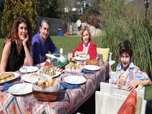 Pazar Gezmesi...ERKAN PETEKKAYA VE NAZLI ILICAK`TAN BATERİ ŞOV