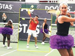 Hülya Avşar... TENİS KOSTÜMÜ MAÇ KAYBETTİRDİ!