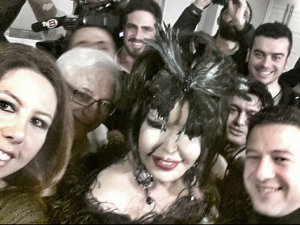 Bülent Ersoy... MEDYA İLE DİVA SELFİE`Sİ!