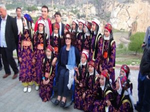 Hülya Koçyiğit... TEKERLEKLİ SANDALYE İLE HASANKEYF`DE BİR YEŞİLÇAM STARI!...