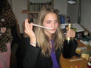 Cara Delevingne... SEKSİ MODELİN UYUŞTURUCU TEMALI FOTOĞRAFLARI, MAGAZİN BASININA BOMBA GİBİ DÜŞTÜ!