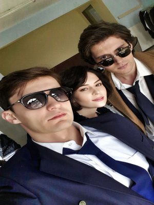 Yedi Güzel Adam....SETTE SELFİE POZU