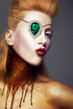 Hande Yener... `ALT DUDAK` İLE YAZA ÖPÜCÜK