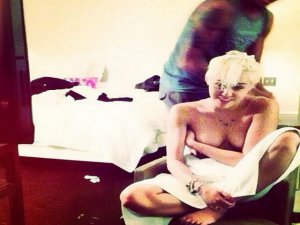 Miley Cyrus... USLANMAK BİLMİYOR!... ŞİMDİ DE KUAFÖR KOLTUĞUNDA YARIÇIPLAK...