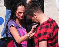 Sinan Akçıl... KLİP ÇEKİMLERİNDE SEVGİLİ DESTEĞİ!