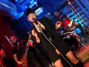 Özge Fışkın... SEVİLEN ŞARKILARIYLA BEYOĞLU`NDA UNUTULMAZ BİR GECE!...