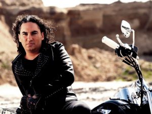 Bora... `YABANCI` İLE MÜZİK DÜNYASINA MERHABA DİYOR!...