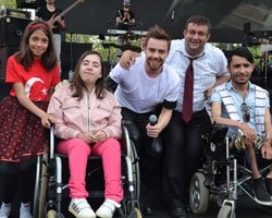 Murat Dalkılıç... ÇOCUKLARLA 23 NİSAN ÇOŞKUSU!