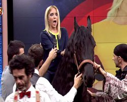 Saba Tümer...CANLI YAYINDA ATA BİNDİ!