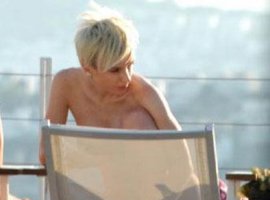 Gülşen... PLAJDA FENA YAKALANDI!..