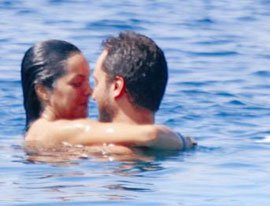 Bengü... DENİZDE SEVİŞME MODASINA UYDU!