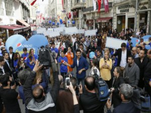 Burak Özçivit... `SEVDİĞİNİ SÖYLE YÜRÜYÜŞÜ`NE DAMGASINI VURDU!