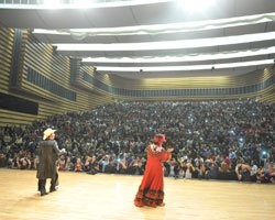 Arkadaşım Hoşgeldin... 3500 KİŞİLİK DEV ALKIŞ KADROSU!