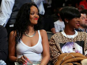 Rihanna... BASKETBOL MAÇINDA SÜTYENSİZ!