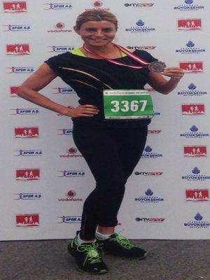 Ece Vahapoğlu....MARATON KOŞUSUNDA YAŞ KATEGORİSİNDE 1.OLDU!