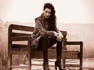 Semra Kaygun... REKLAMCI VE OYUNCULUK KARİYERİNE BİR DE ŞİİR ALBÜMÜ KATTI!