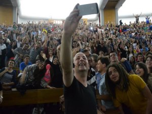 TOLGA ÇEVİK VE ODTÜ`LÜ ÖĞRENCİLERDEN ÇILGIN BAK-ÇEK!...