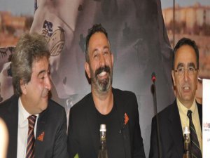 Cem Yılmaz.... LÖSEV`E 10 BİN TUĞLA BAĞIŞLADI!