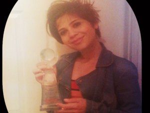 Aydilge... ÖĞRENCİLERDEN GENÇ SANATÇIYA ANLAMLI ÖDÜL!...