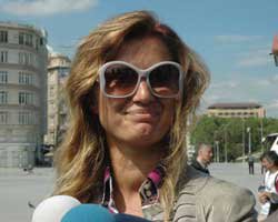 Tuğba Özay... 1 MAYIS`I TAKSİM`DE BAŞINA KISMET YAĞDI!