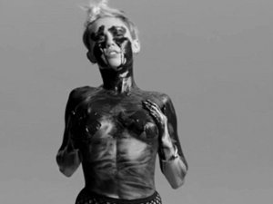 Miley Cyrus... IRKÇILIK İÇİN SOYUNDU!