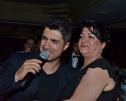 Özcan Deniz... GÜNAY SAHNESİ`NDEN ANNESİ İÇİN OKUDU!