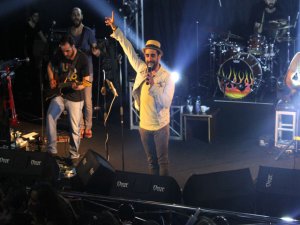 Gökhan Türkmen.... İZMİR`Lİ SEVENLERİNİ BÜYÜLEDİ