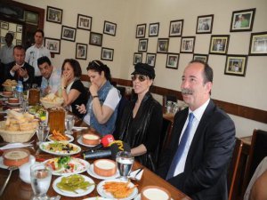 Nebahat Çehre... VALİDE SULTAN`A KEKEVA ŞENLİKLERİNDE DAVULLU, ZURNALI KARŞILAMA!...