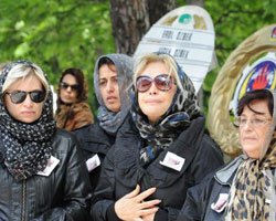 Emel Sayın... ANNESİNİ SONSUZLUĞA UĞURLADI!