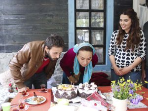 Demet Akbağ- Görkem Şahan...`SEVDALUK` SETİNDE ÇİFTE KUTLAMA!