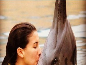 Buse Terim... HAYVANSEVERLERİ KIZDIRAN YUNUS ÖPÜCÜĞÜ!