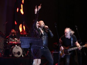 Şevval Sam... SAHNEDE, KURTALAN EKSPRES İLE BİRLİKTE ROCK RÜZGARI!..